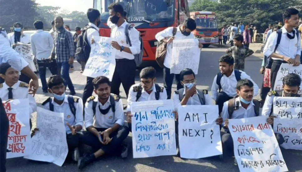 Dhaka traffic clogs up as students block roads