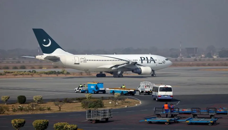 Pakistan bans unvaccinated from domestic flights