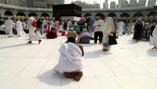 Grand Mosque in Makkah drops social distancing