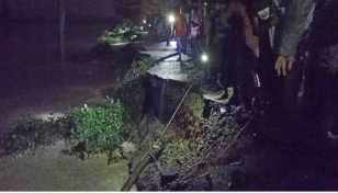 Flash floods snap Lalmonirhat-Rangpur road link