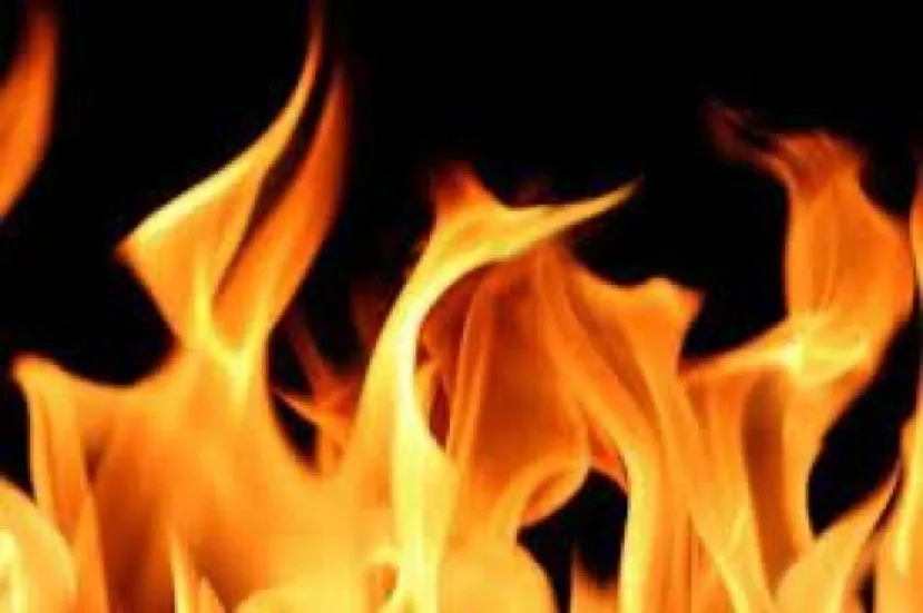 Residential building catches fire in Gulshan