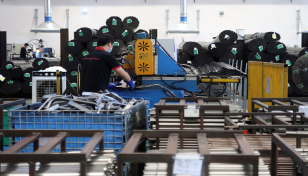 China manufacturing unexpectedly shrinks, services offer support