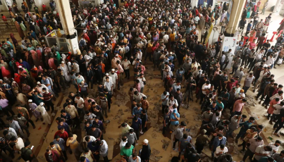 Huge rush of people on 2nd day for advance train ticket