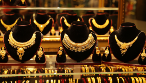 Gold price dips by Tk1,168 per bhori 