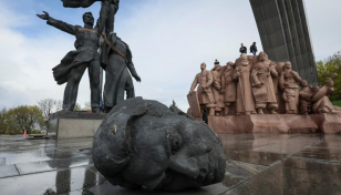 Kyiv razes Soviet monument to Ukraine-Russia friendship