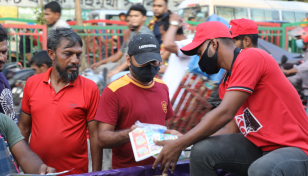 Shwapno distributes iftar among citizens stuck in city traffic