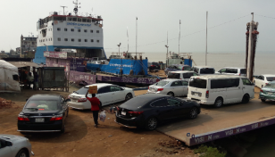 Chaos at Paturia ferry ghat as 300 vehicles wait to cross Padma