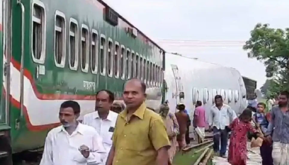 Rail communication on Dhaka-Gazipur route restored after 11hrs