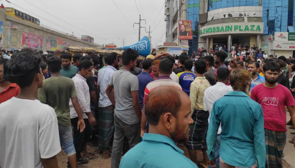 Auto-drivers protest demanding release of seized vehicle