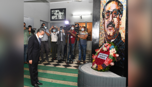 Chinese FM pays homage to Bangabandhu