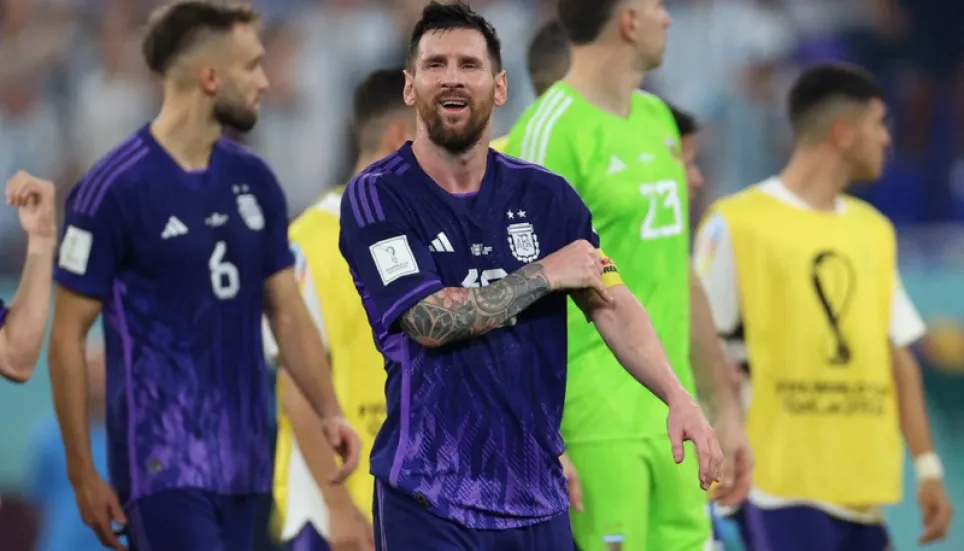 Messi misses penalty but Argentina advance at World Cup