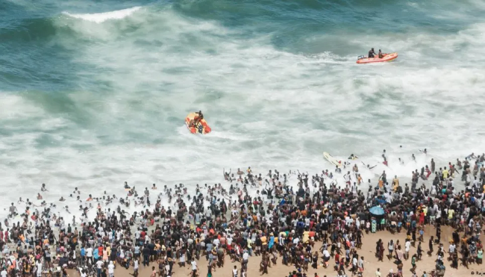 Freak wave kills three at S African beach