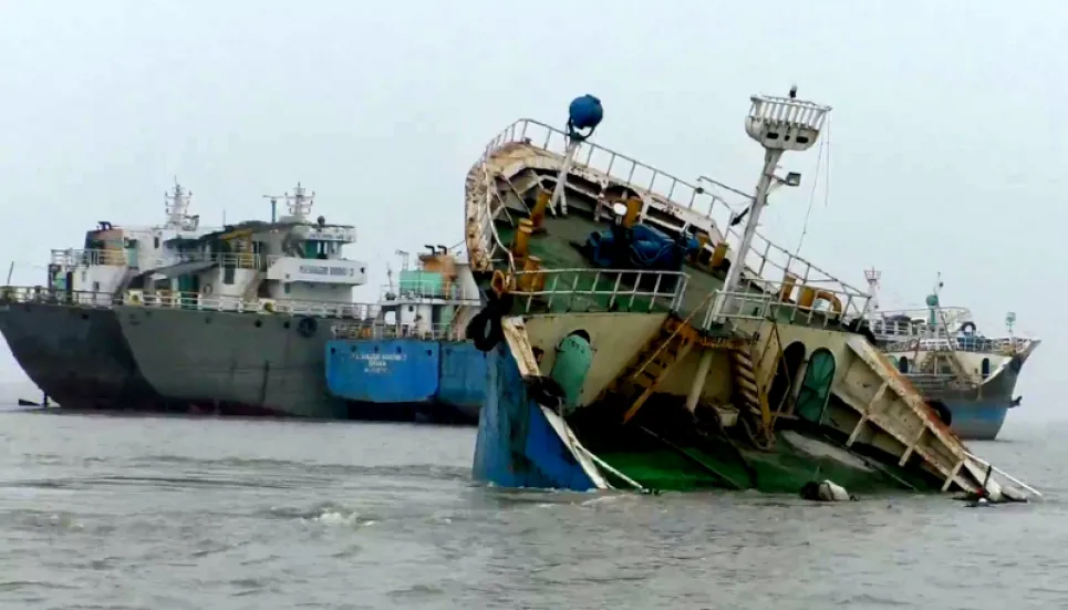 Sunken vessel carrying furnace oil yet to be salvaged in Bhola