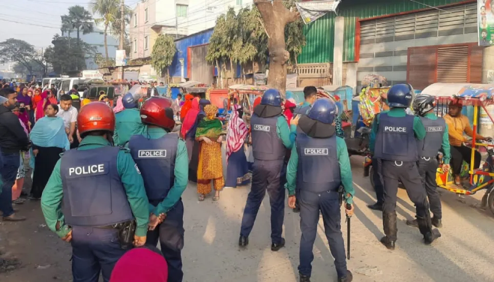 RMG workers clash with police in Tongi, 20 injured 