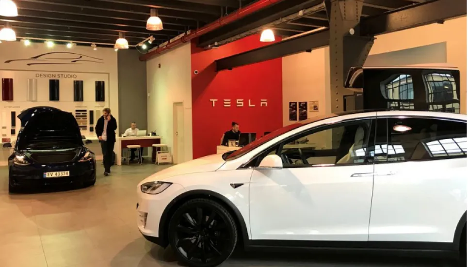 Tesla delivers almost 1m cars globally 