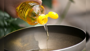 No increase in edible oil price now, govt decides after meeting traders