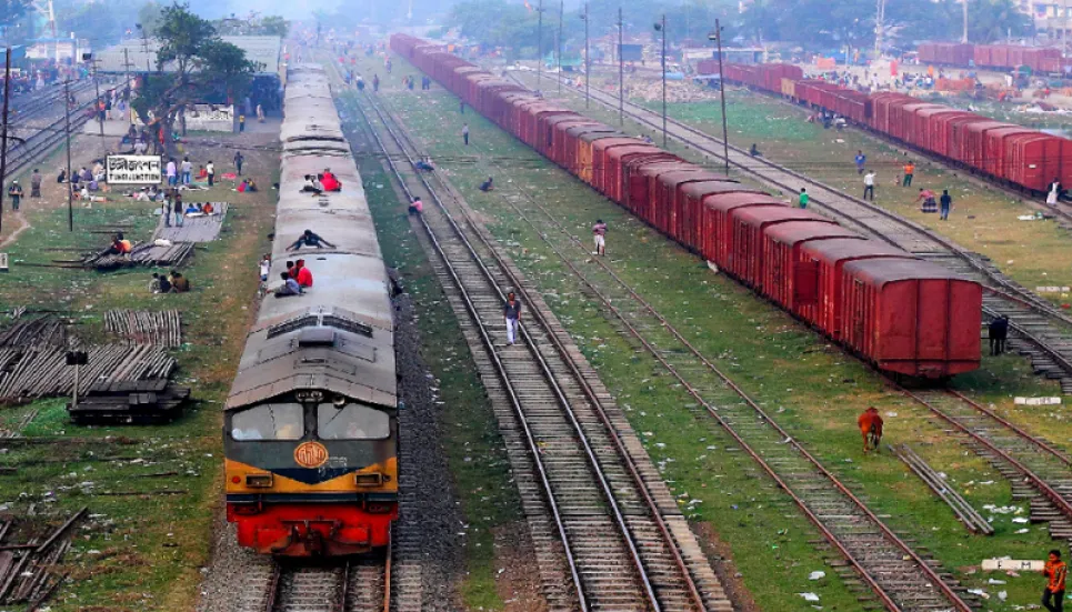 Railway workers' put blockade, Dhaka's rail link snapped with other districts