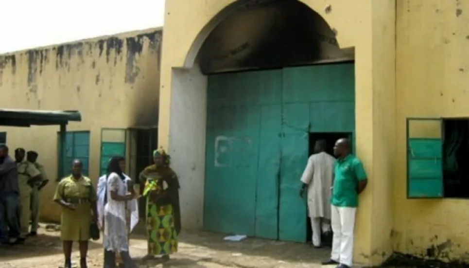 Gunmen raid prison near Nigeria capital, free hundreds