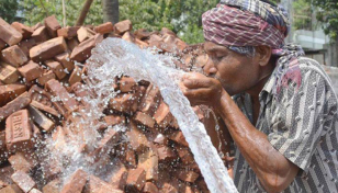 Mild heatwave sweeps over 4 districts