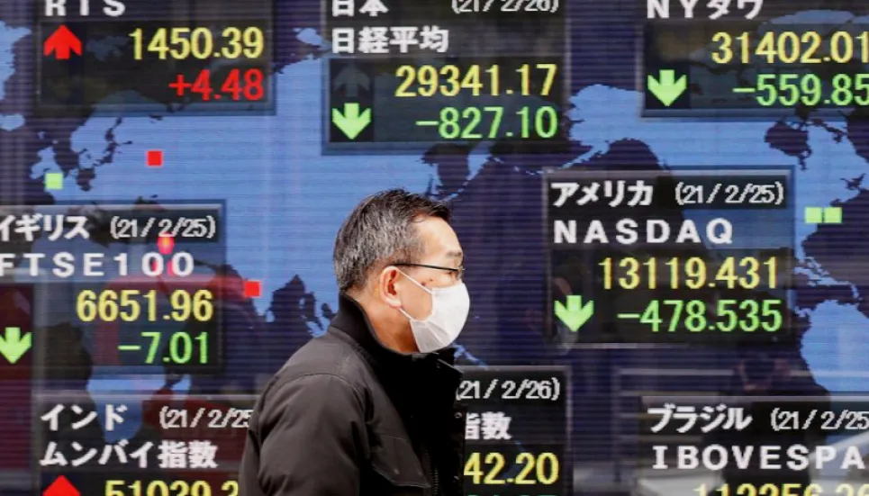 Asian markets fluctuate as oil, euro struggle on recession fears