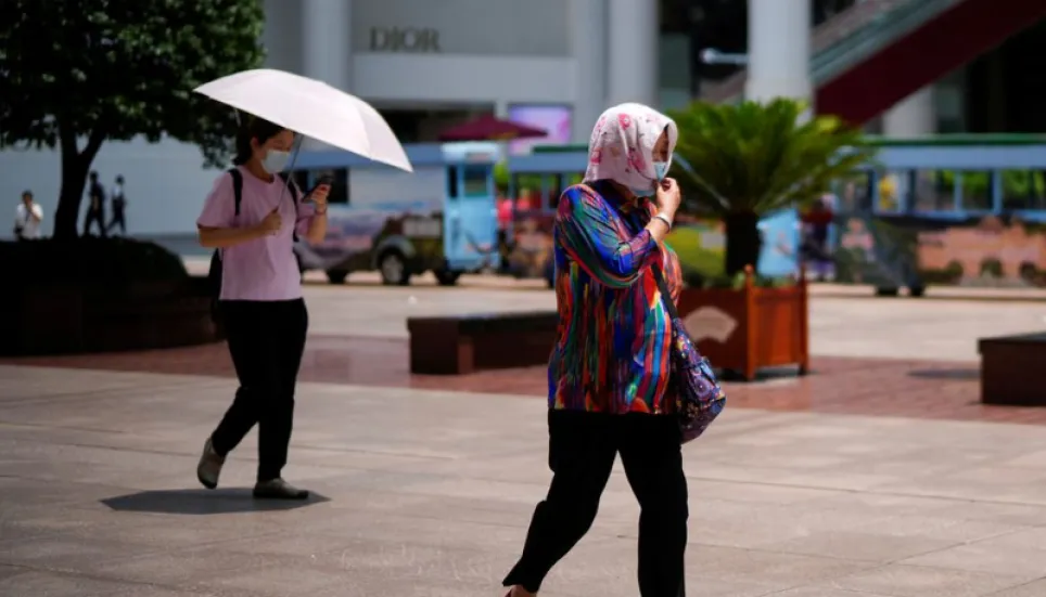 Record temperatures in Shanghai as heatwave bakes China