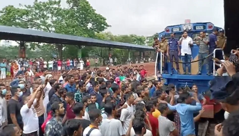 Trains leave Dhaka after protesters assured tickets