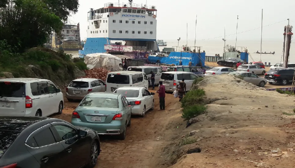 Strong current disrupts Paturia-Daulatdia ferry services