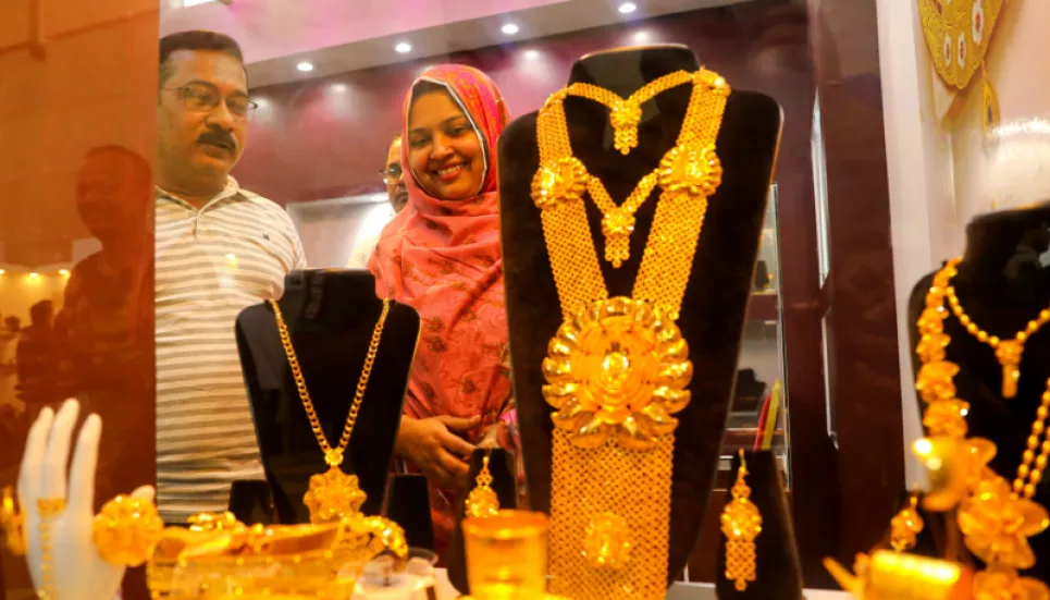 Gold prices fall by Tk 1,166 per bhori