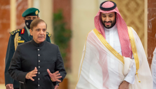 Pakistan, Saudi Arabia to discuss extending term of $3b loan