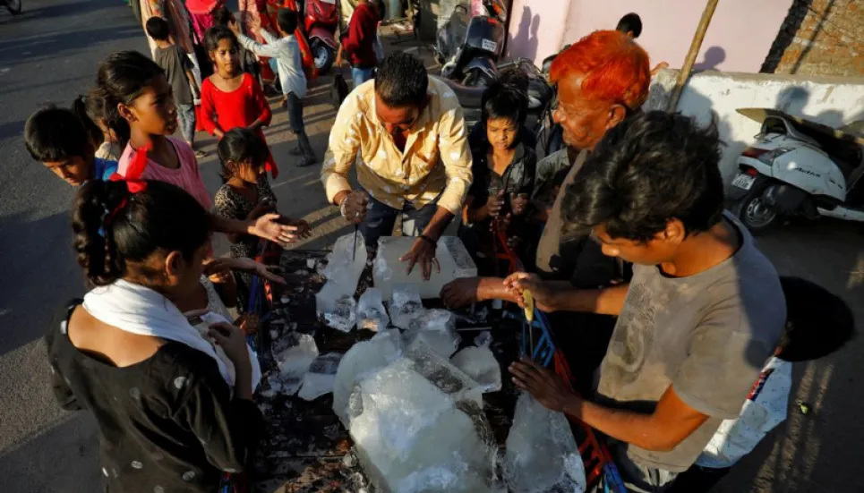 Extreme heat kills at least 25 in India's Maharashtra state