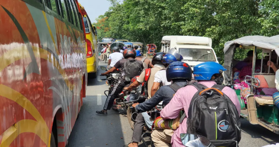 Dhaka-bound people suffer 10km gridlock near Daulatdia