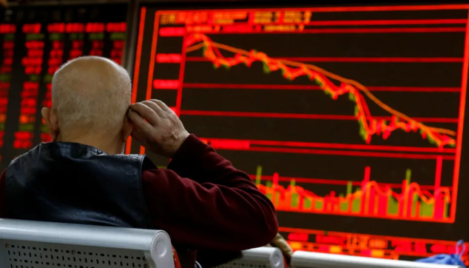 Asian shares tumble as global growth fears mount