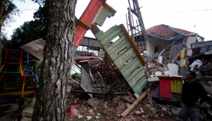 Shallow quake kills 162 in Indonesia