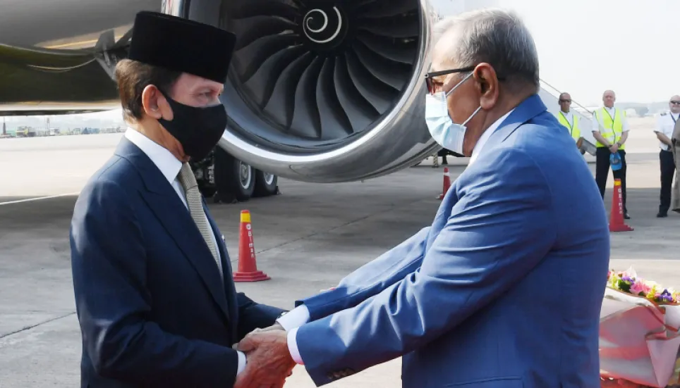 Brunei Sultan Hassanal Bolkiah arrives in Dhaka