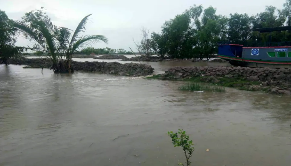 Low-lying areas of 5 districts flooded in tidal surge