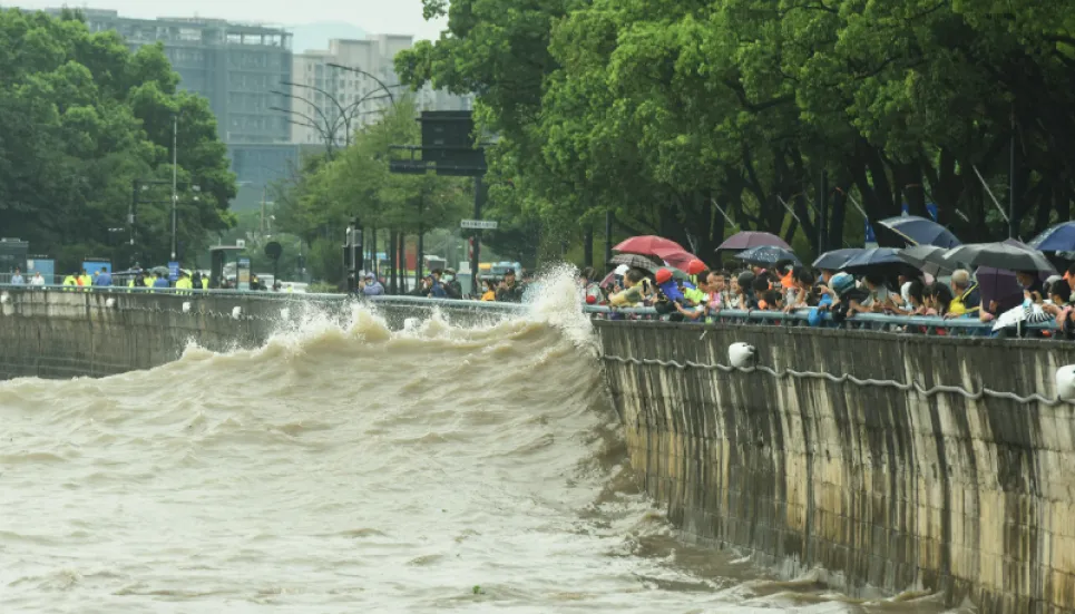 Typhoon Muifa lashes eastern China, forcing 1.6m from their homes