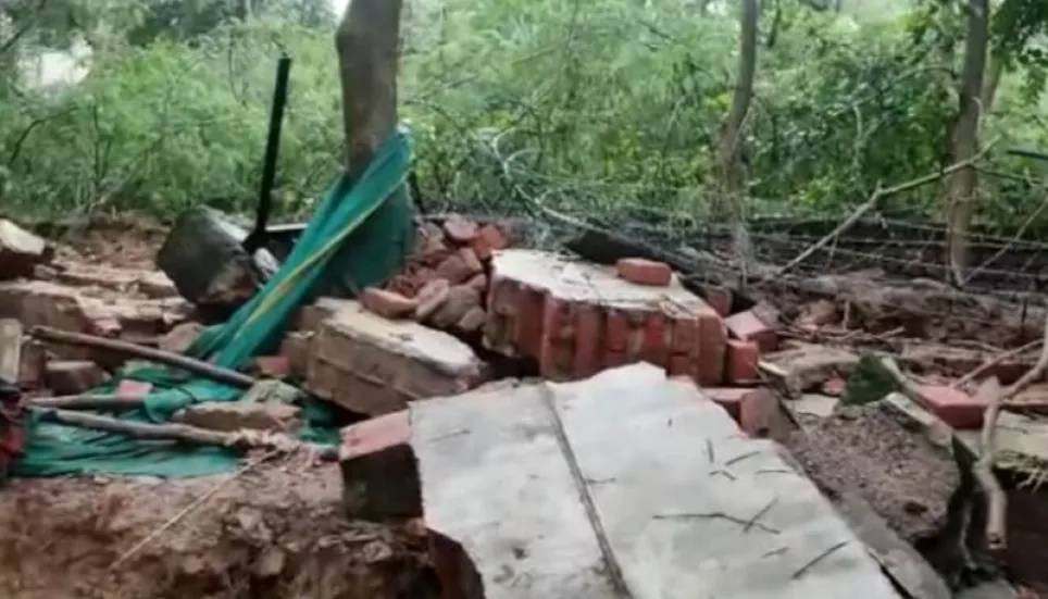 Nine dead after wall collapse in India