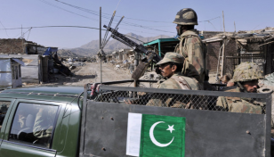 Suicide bomber kills nine soldiers in Pakistan
