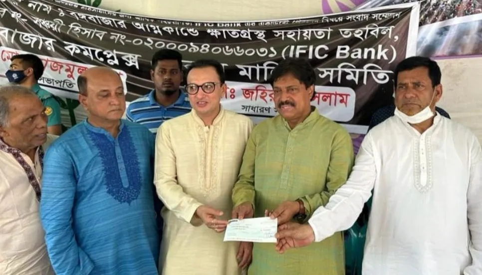 Diamond World donates Tk25 lakh to Bangabazar victims