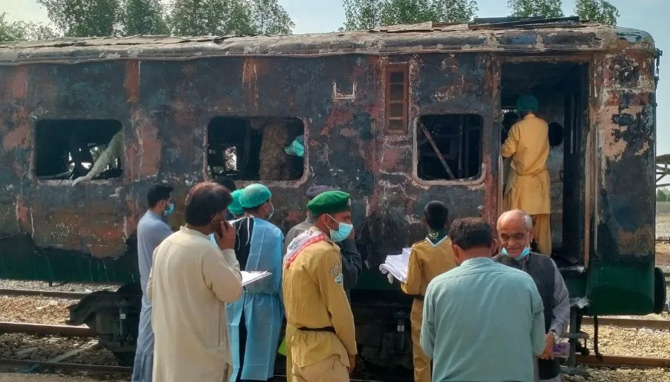 7 killed in fire on passenger train in Pakistan