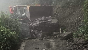 Landslide disrupts Bandarban-Thanchi road communication