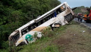 18 killed as Mexican bus carrying foreign migrants crashes