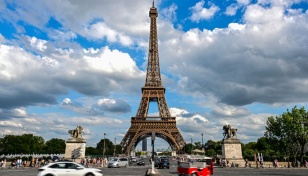 Man jumps off Eiffel Tower with parachute, arrested
