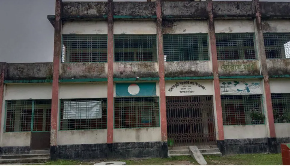 Students attend classes amid fear of roof collapse in Kurigram