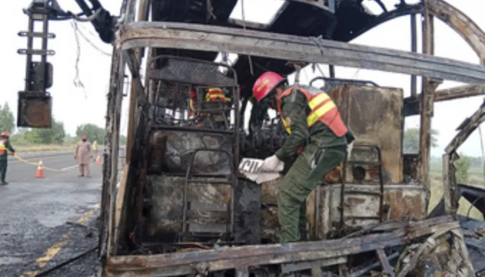 18 burned to death in Pakistan bus crash