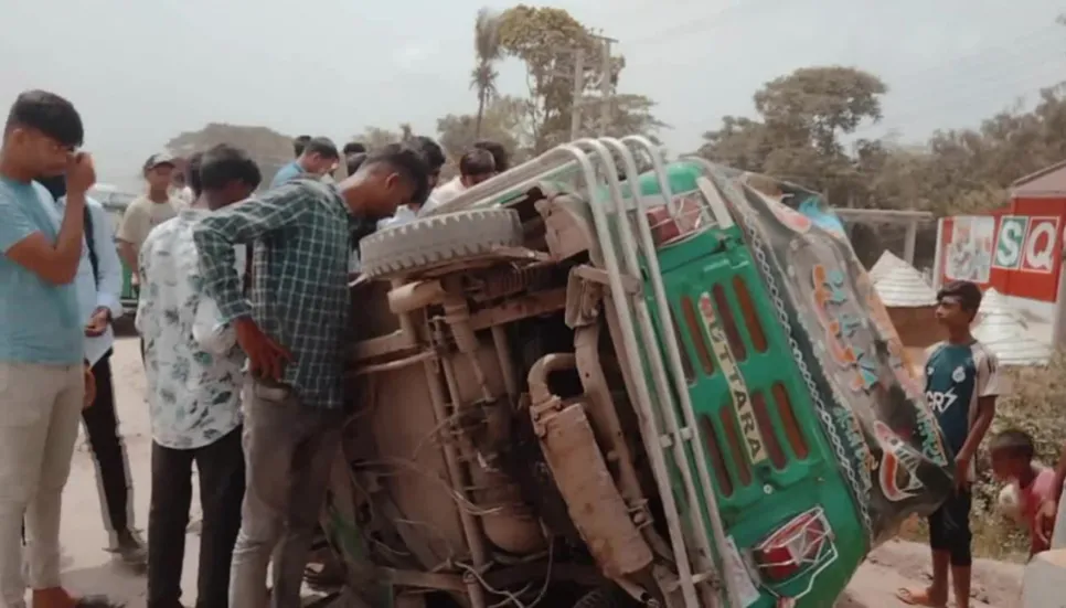 4 killed as covered-van hits CNG auto-rickshaw in B’baria