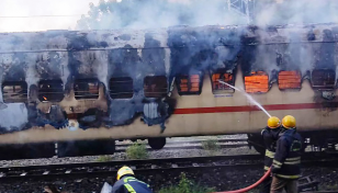 At least 10 killed in Indian train coach fire