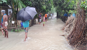 Flood washes away spur dam in Teesta