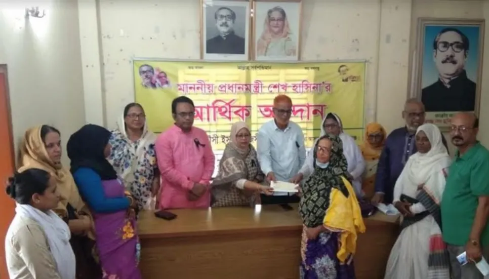 4 patients get PM's financial assistance in C'nawabganj