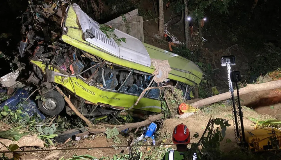 17 killed in Philippines bus crash